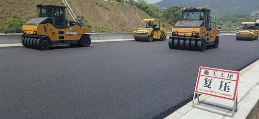 計(jì)劃年底通車!機(jī)場二高南段工程完成瀝青中面層試驗(yàn)段鋪筑