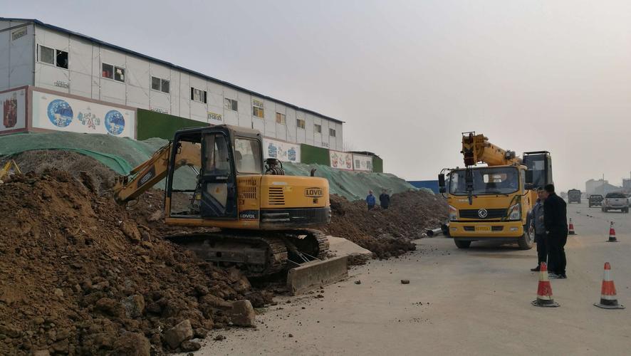 3月4日八里莊路道路施工現(xiàn)場.