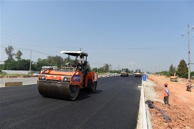 新洲陽大公路工程開始攤鋪瀝青,年底可達(dá)到主線通車目標(biāo)