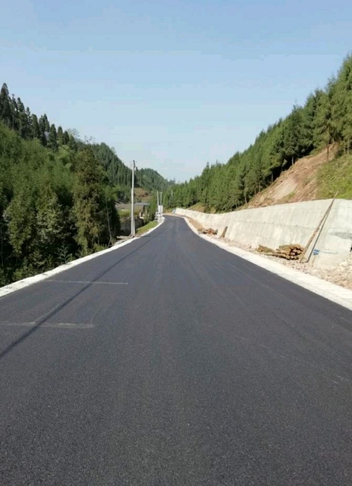 拓寬路面打好路基后,堆子前鎮(zhèn)迎來長達三個多月的陰雨天氣,為保證瀝青