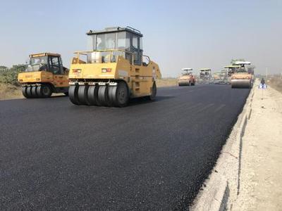 常熟新園涇路工程瀝青路面開(kāi)始攤鋪