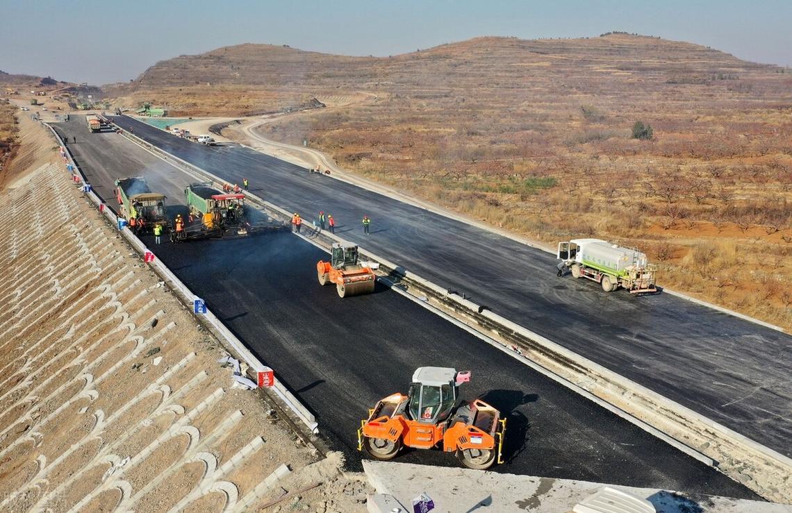 山東臨沂至滕州高速公路路面工程瀝青攤鋪施工 現(xiàn)場(chǎng)一派繁忙