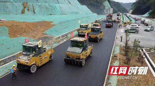 官新高速首段瀝青下面層試驗(yàn)路順利攤鋪