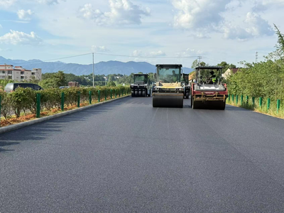 宿松縣G105太湖交界至通站路段升級改造工程(公路段)順利完成全部瀝青面層工程