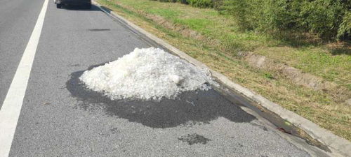 如東公路分中心 及時清除路面冰塊，保障公路通行安全